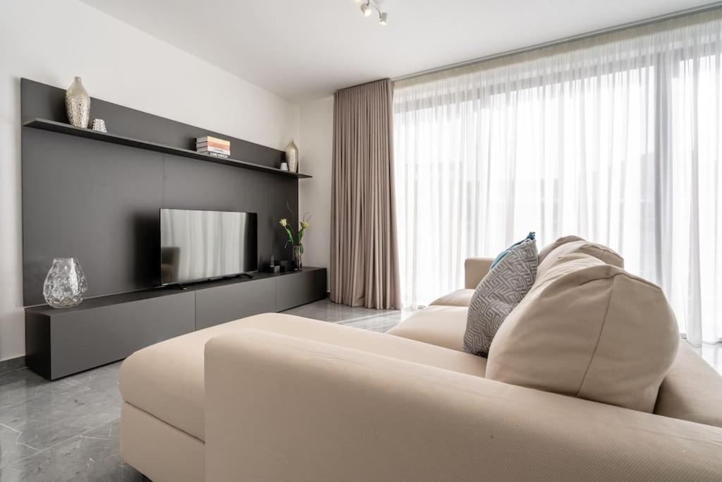 Bright And Modern 2 Bedroom Penthouse Apartment