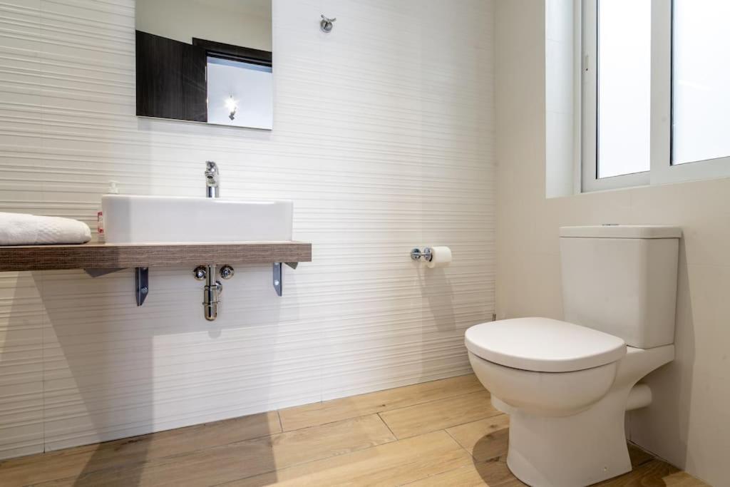 Bright And Modern 2 Bedroom Penthouse