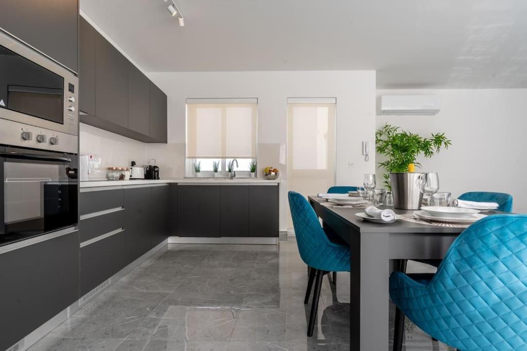 Bright And Modern 2 Bedroom Penthouse Apartment *