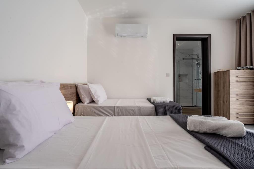 Bright And Modern 2 Bedroom Penthouse *