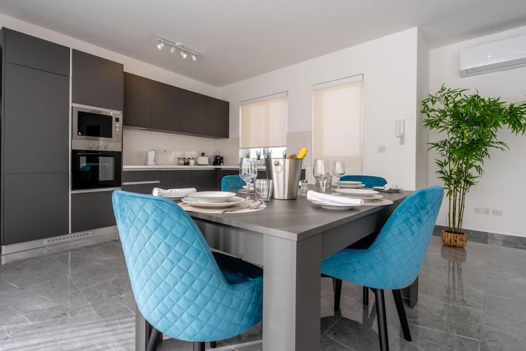 Bright And Modern 2 Bedroom Penthouse Apartment *