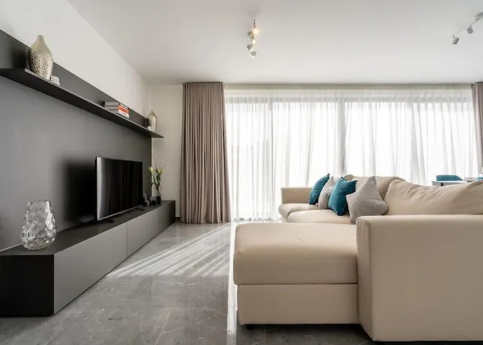 Bright And Modern 2 Bedroom Penthouse