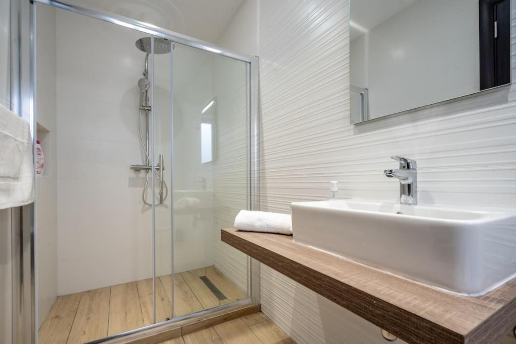 Bright And Modern 2 Bedroom Penthouse Is-Swieqi