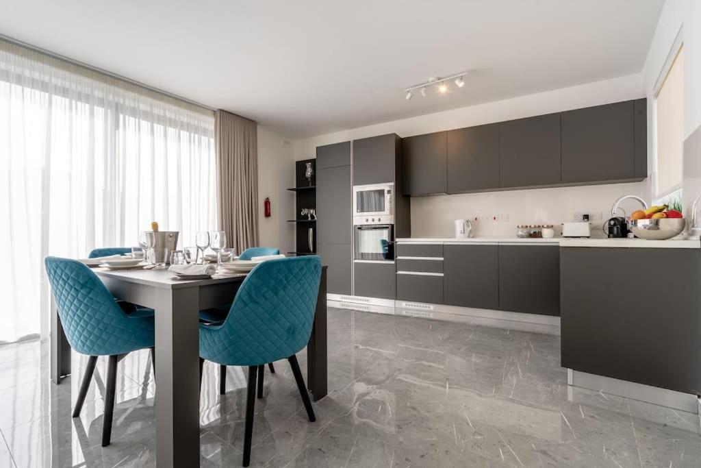 Bright And Modern 2 Bedroom Penthouse Apartman