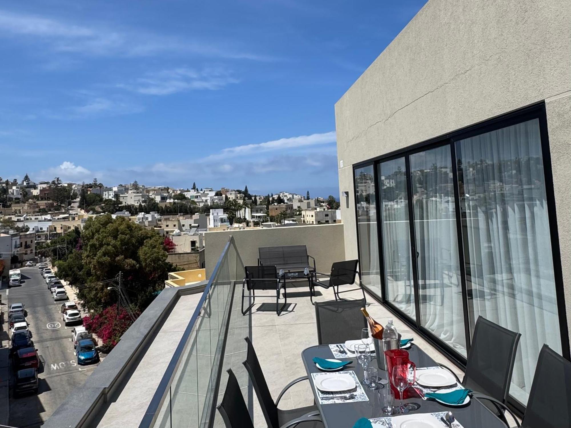Bright And Modern 2 Bedroom Penthouse *