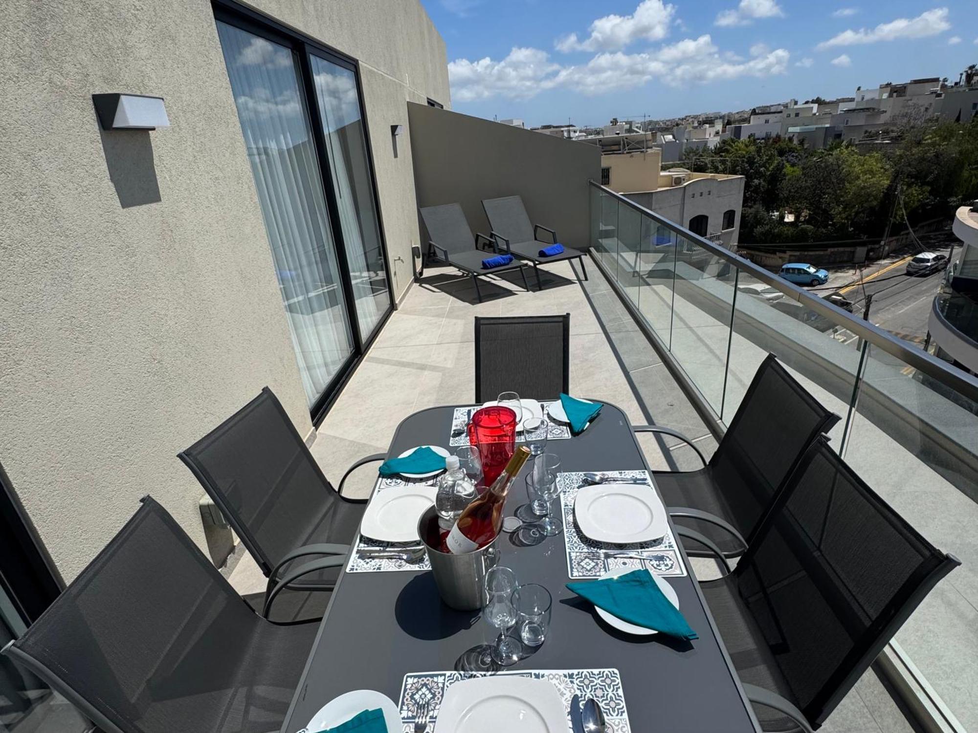 Bright And Modern 2 Bedroom Penthouse Apartment Is-Swieqi