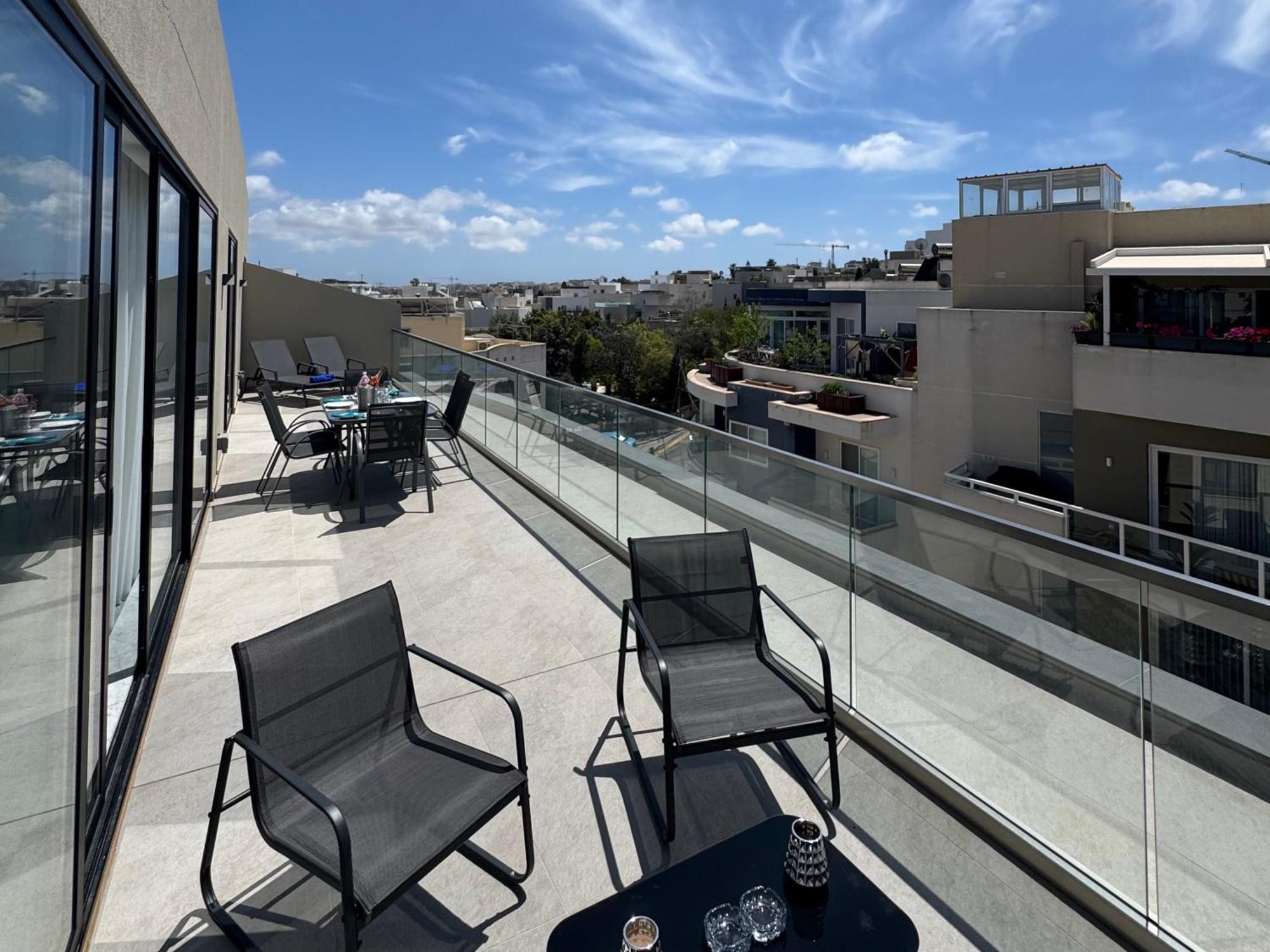 Bright And Modern 2 Bedroom Penthouse
